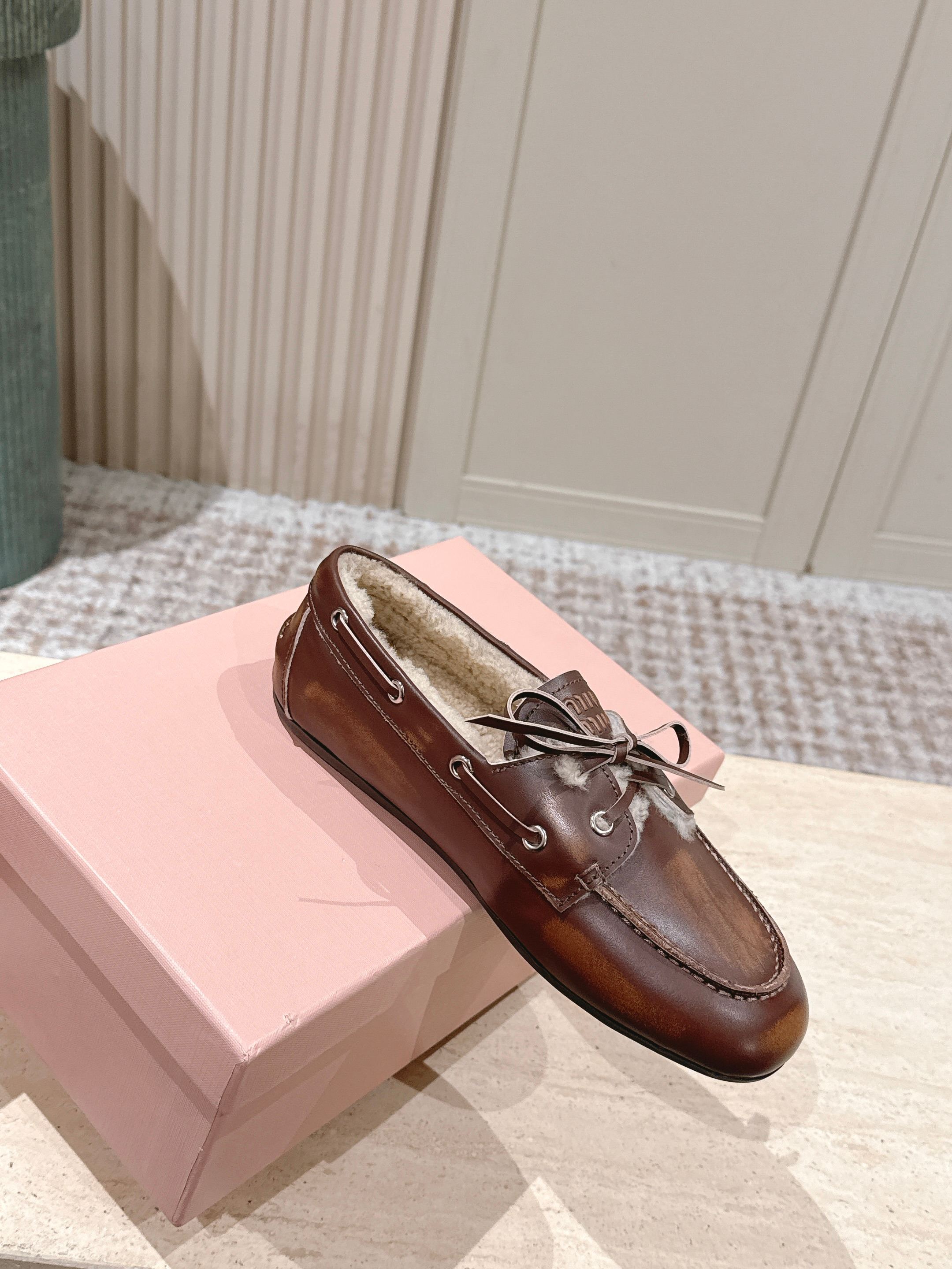 MIUMIU 25S BOAT SHOES IN SIENNA BROWN BLEACHED CALFSKIN WITH SHEARLING