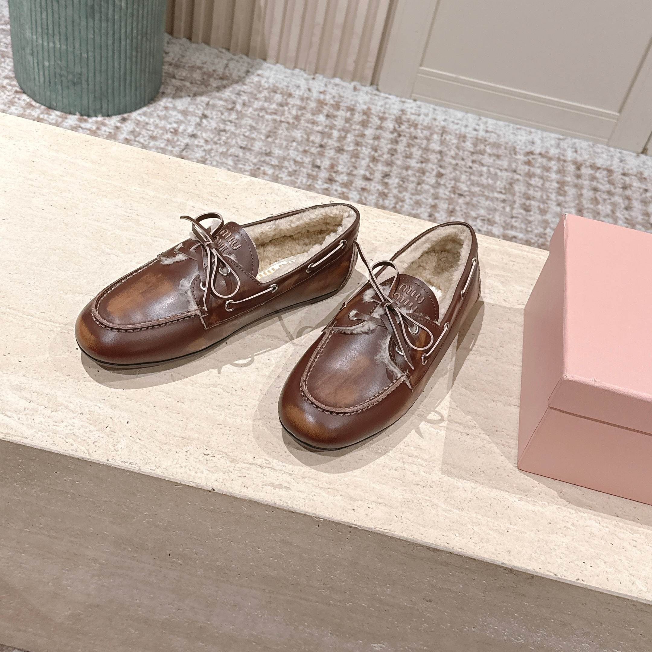 MIUMIU 25S BOAT SHOES IN SIENNA BROWN BLEACHED CALFSKIN WITH SHEARLING