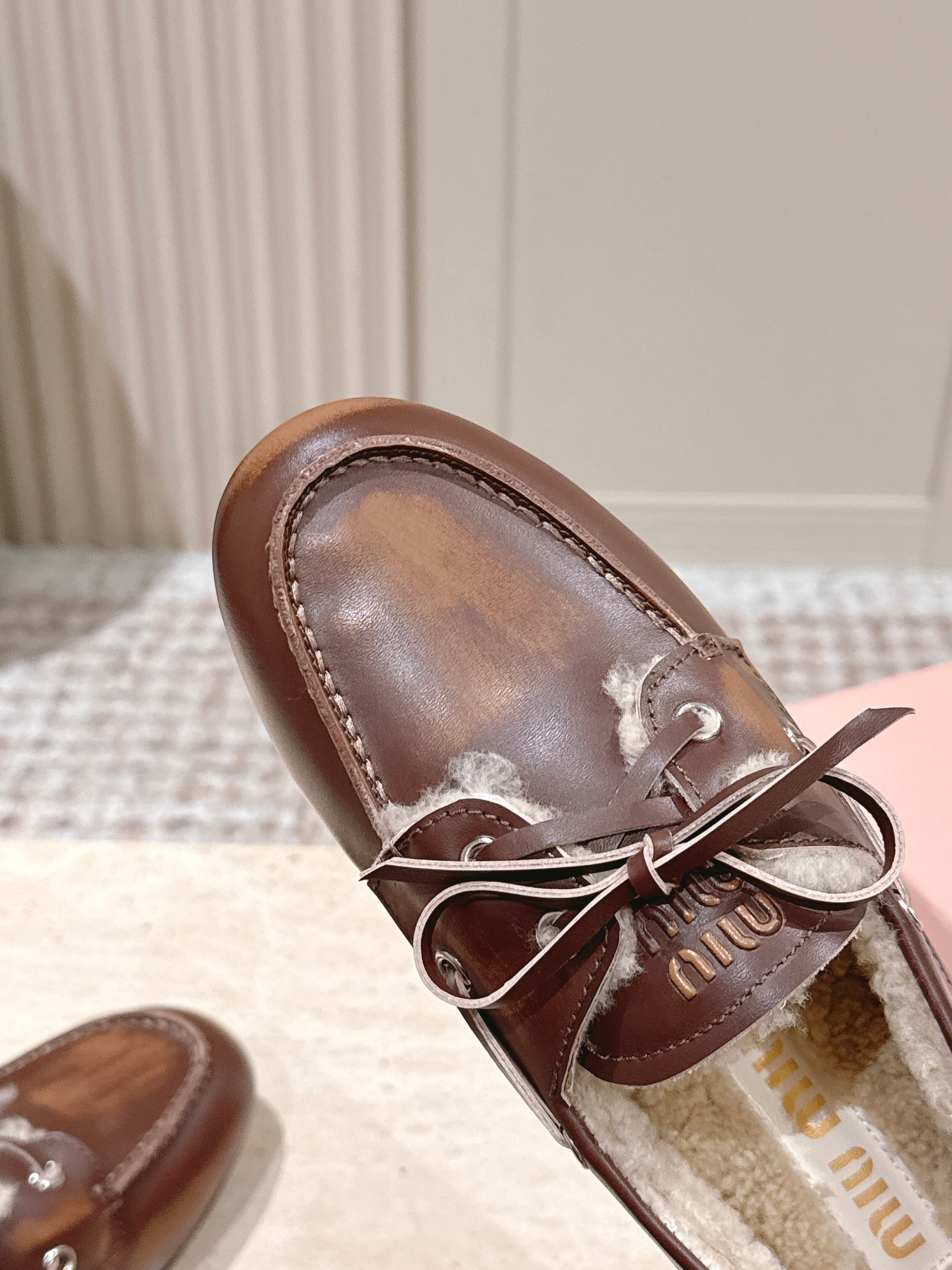 MIUMIU 25S BOAT SHOES IN SIENNA BROWN BLEACHED CALFSKIN WITH SHEARLING