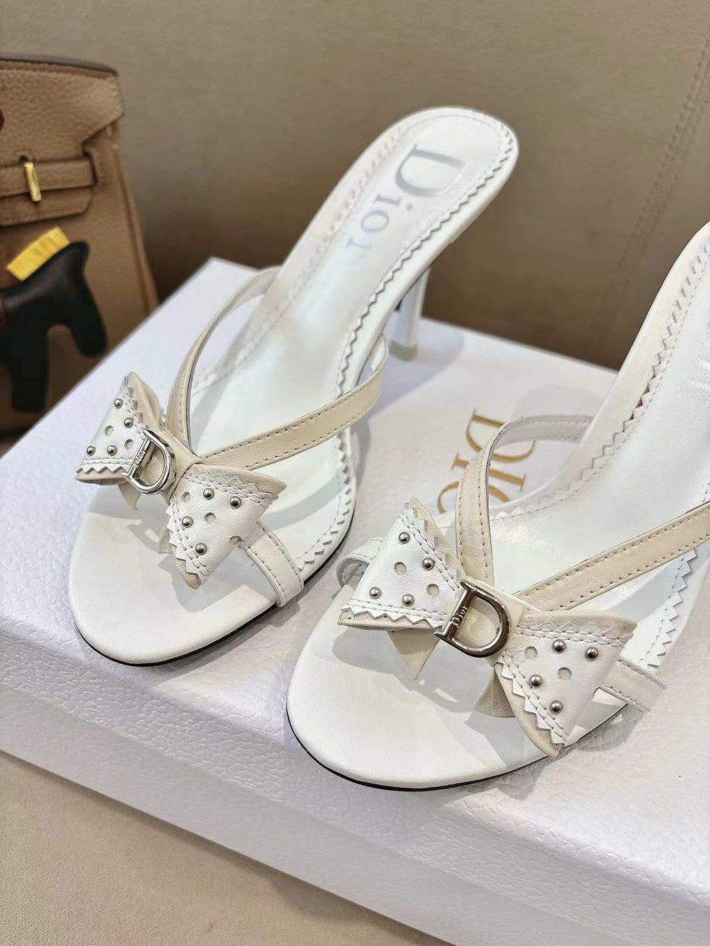 DIOR 26S KITTEN HEEL SANDALS 85MM IN WHITE CALFSKIN BOW STUDDED