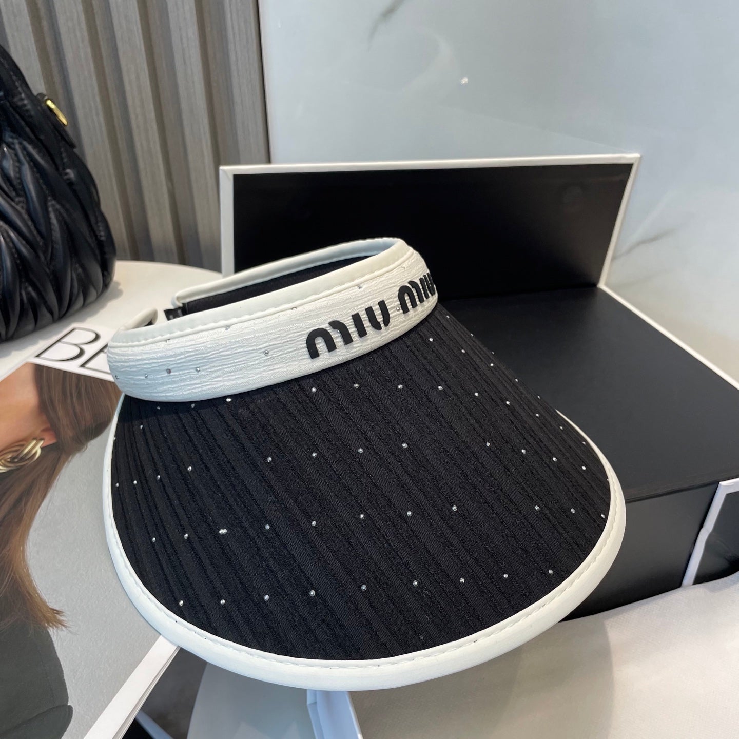 MIUMIU FASHION VISOR CAP IN WHITE MIX BLACK FABRIC