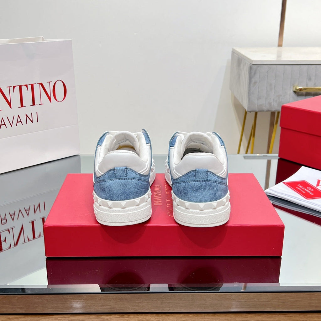 VALENTINO 25S GARAVANI FREEDOTS SNEAKERS IN WHITE LAMBSKIN AND BLUE DENIM