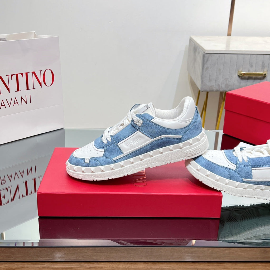 VALENTINO 25S GARAVANI FREEDOTS SNEAKERS IN WHITE LAMBSKIN AND BLUE DENIM