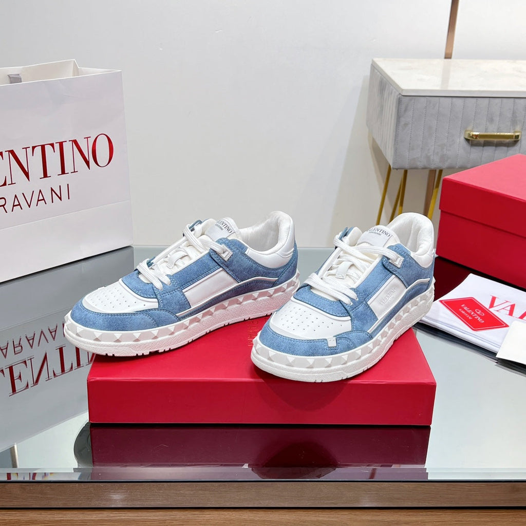 VALENTINO 25S GARAVANI FREEDOTS SNEAKERS IN WHITE LAMBSKIN AND BLUE DENIM