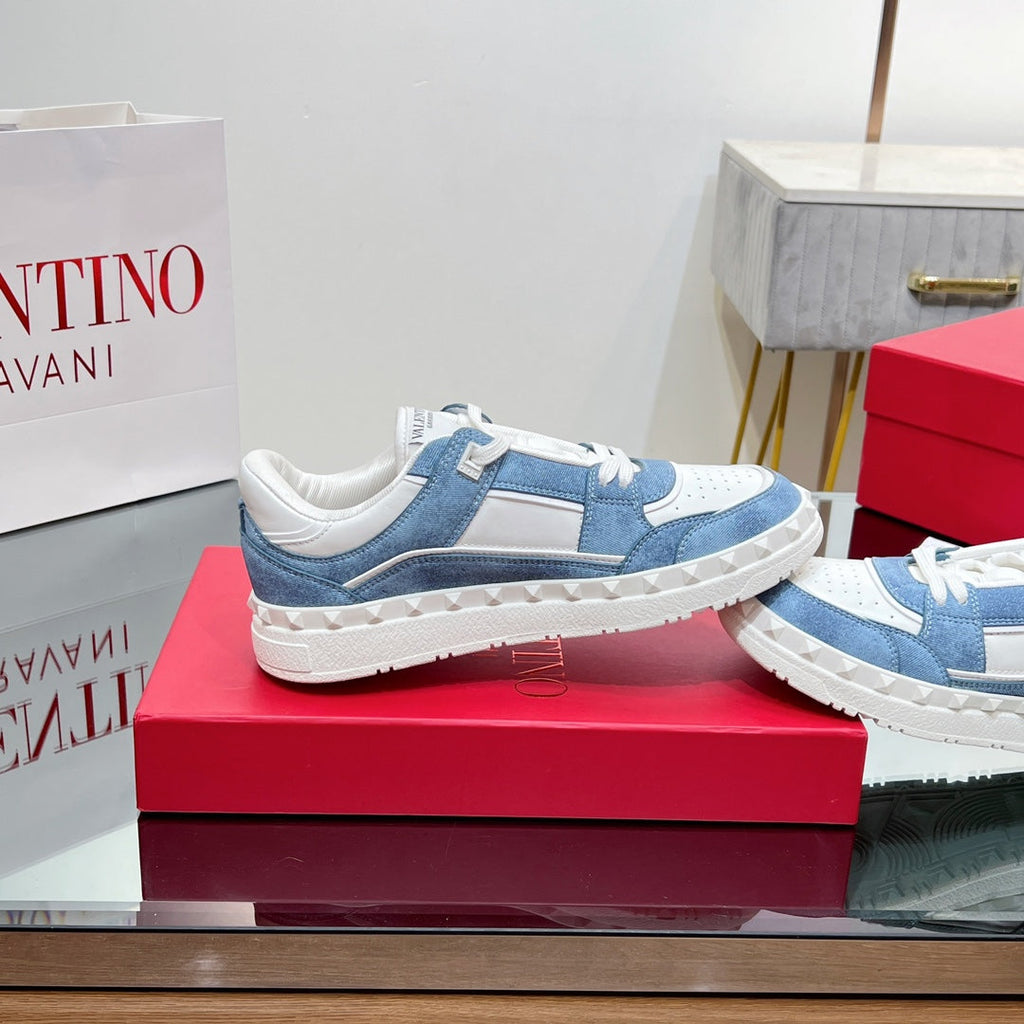 VALENTINO 25S GARAVANI FREEDOTS SNEAKERS IN WHITE LAMBSKIN AND BLUE DENIM