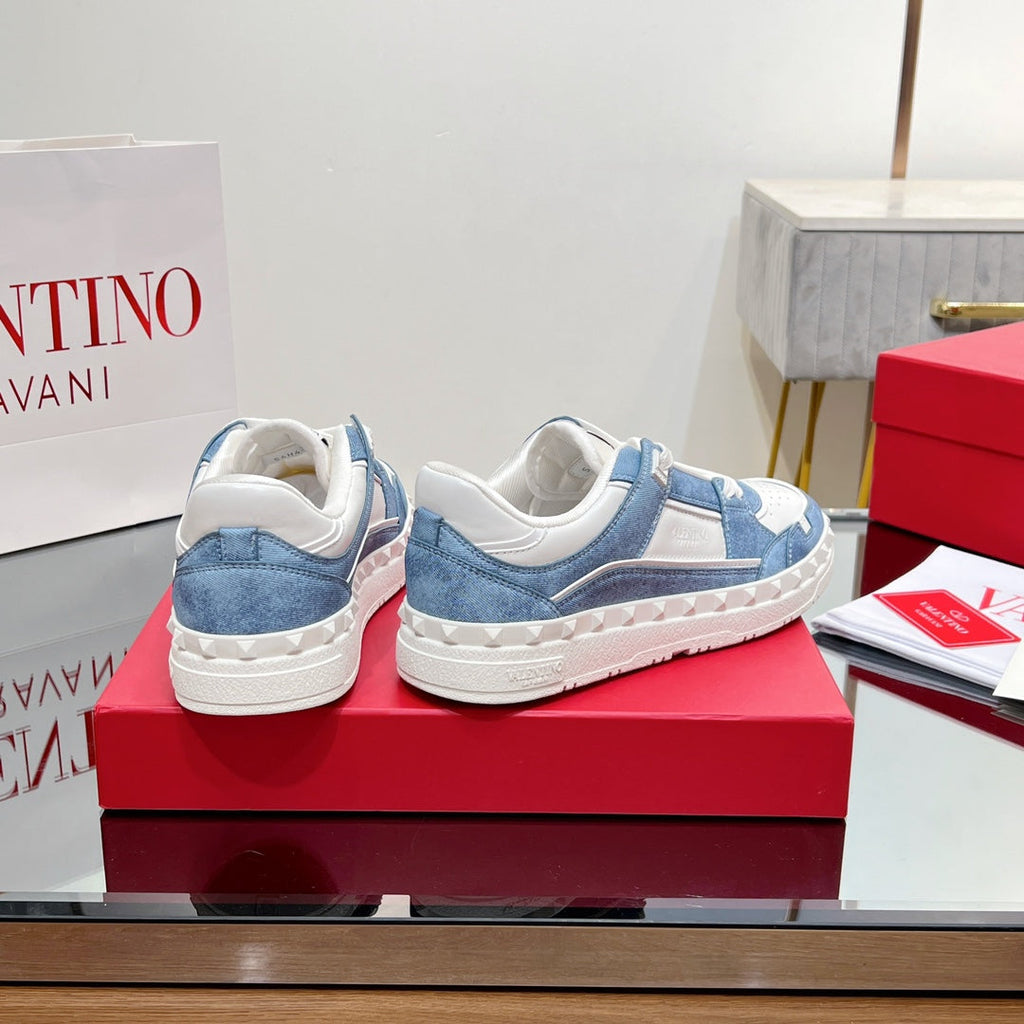 VALENTINO 25S GARAVANI FREEDOTS SNEAKERS IN WHITE LAMBSKIN AND BLUE DENIM