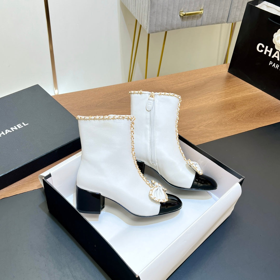 CHANEL 25S HEELED CHAIN BOOTS WITH BOW IN WHITE CALFSKIN GOLD HARDWARE