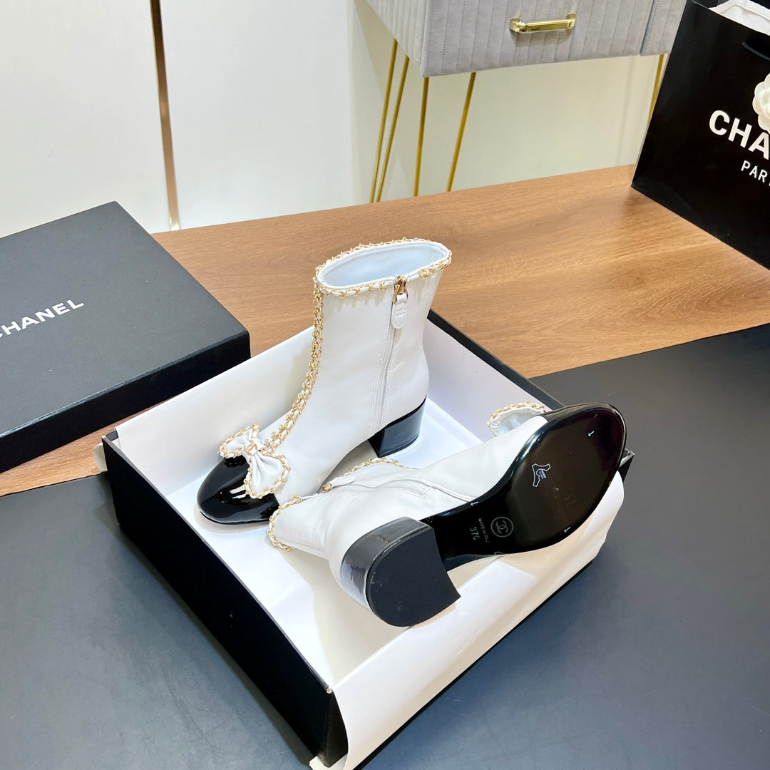 CHANEL 25S HEELED CHAIN BOOTS WITH BOW IN WHITE CALFSKIN GOLD HARDWARE