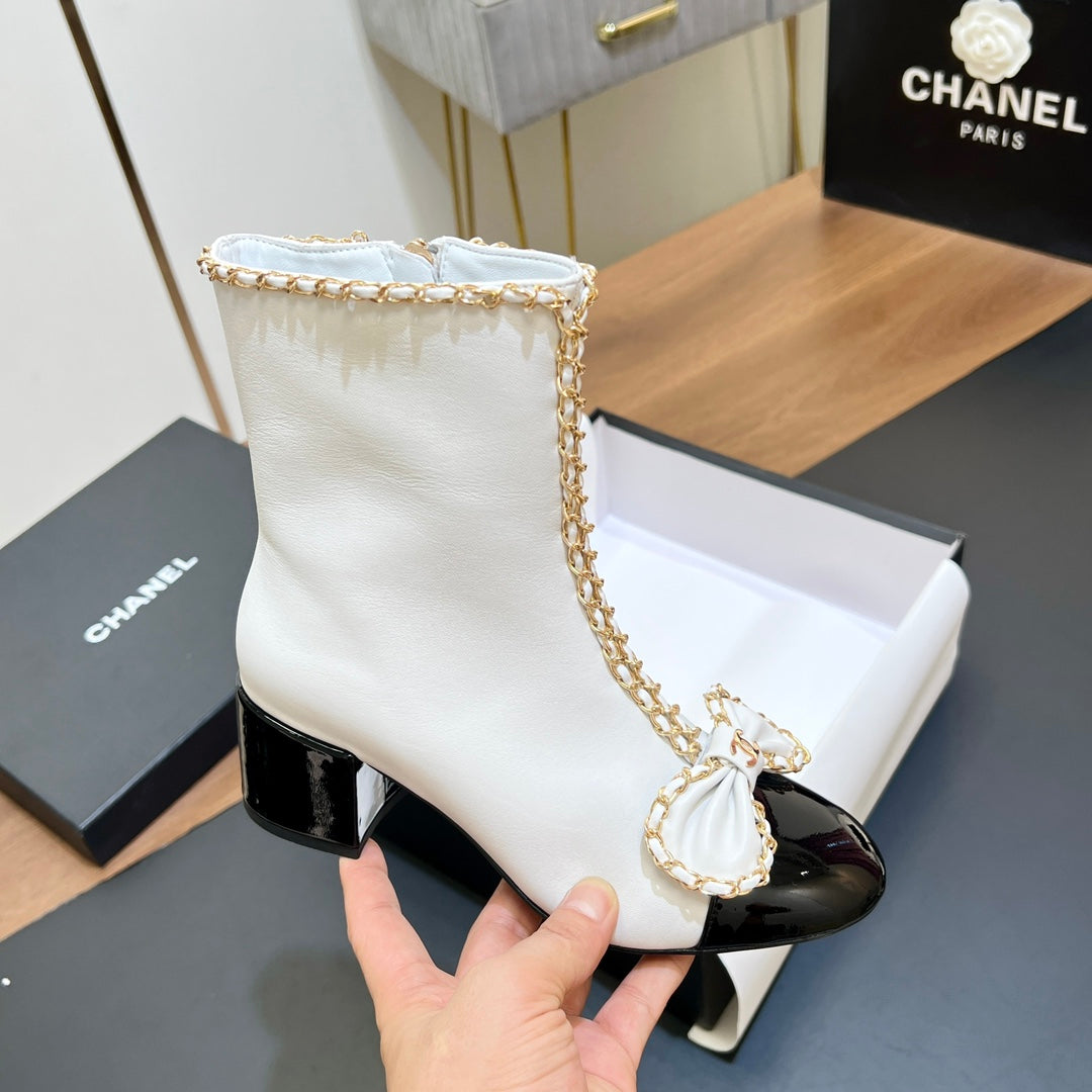 CHANEL 25S HEELED CHAIN BOOTS WITH BOW IN WHITE CALFSKIN GOLD HARDWARE