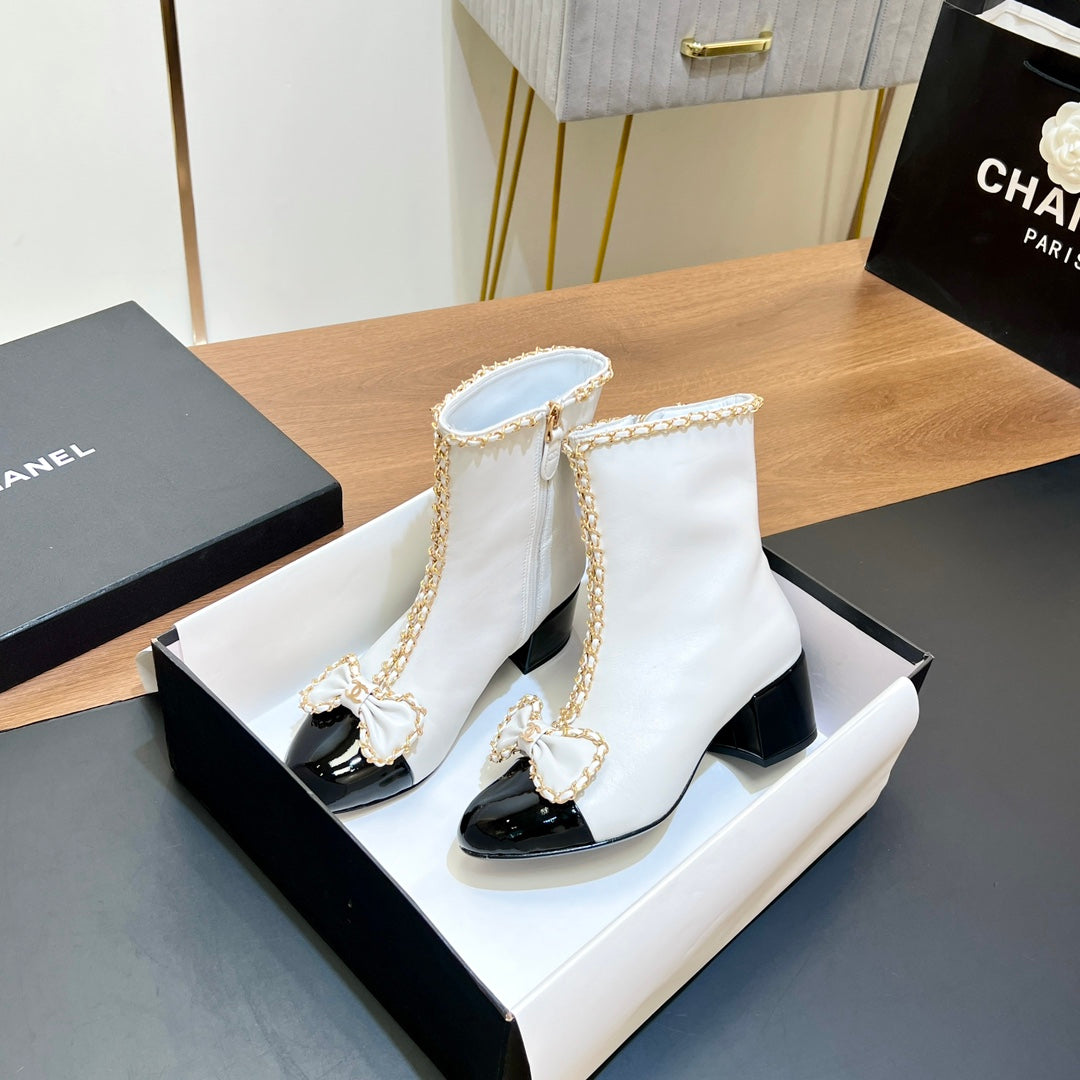 CHANEL 25S HEELED CHAIN BOOTS WITH BOW IN WHITE CALFSKIN GOLD HARDWARE