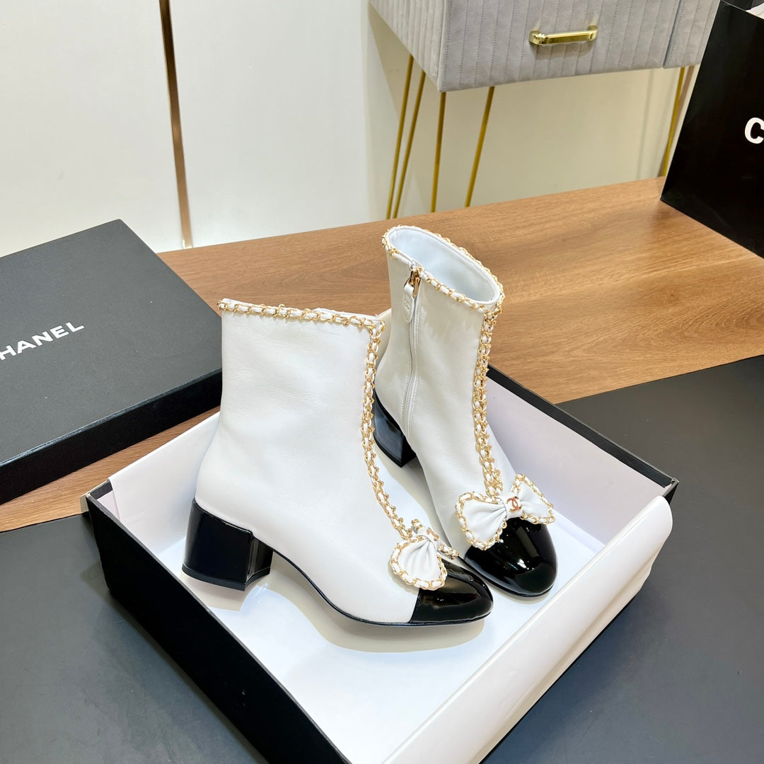 CHANEL 25S HEELED CHAIN BOOTS WITH BOW IN WHITE CALFSKIN GOLD HARDWARE