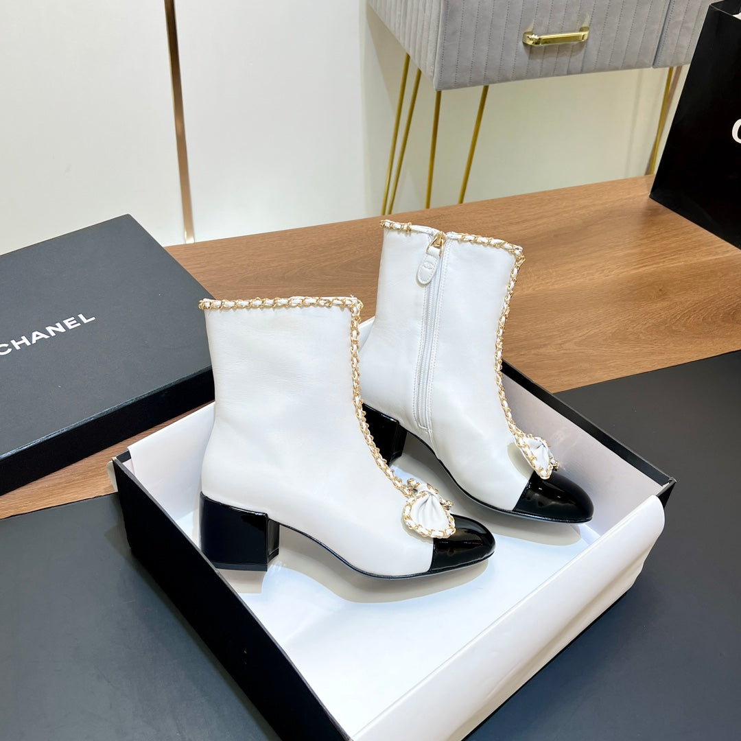 CHANEL 25S HEELED CHAIN BOOTS WITH BOW IN WHITE CALFSKIN GOLD HARDWARE
