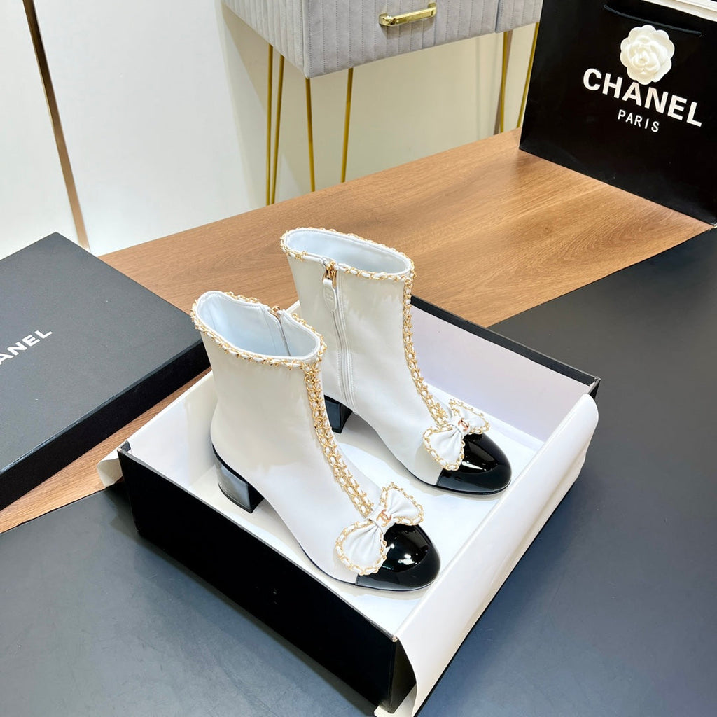 CHANEL 25S HEELED CHAIN BOOTS WITH BOW IN WHITE CALFSKIN GOLD HARDWARE