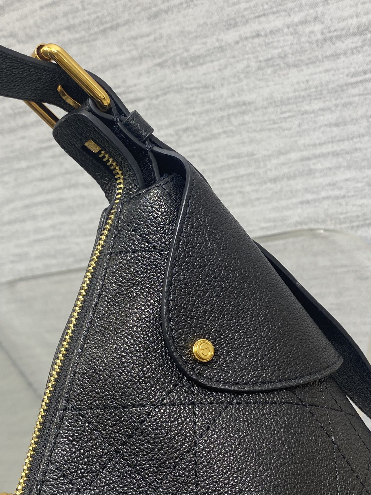 DIOR 25S SMALL VOYAGE BAG 23 IN BLACK FLAT MACROCANNAGE GRAINED CALFSKIN