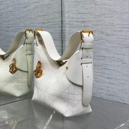 DIOR 25S SMALL VOYAGE BAG 23 IN IVORY FLAT MACROCANNAGE GRAINED CALFSKIN