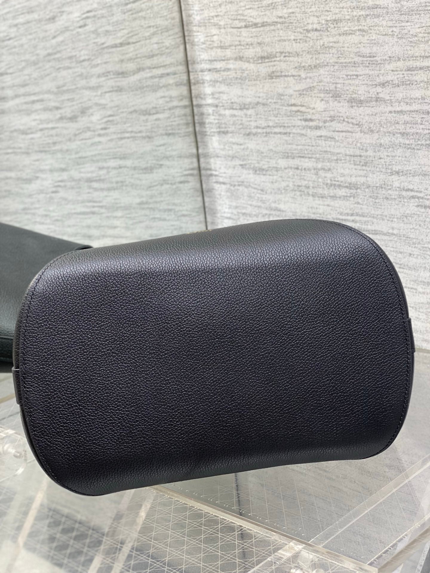 DIOR 26S MEDAILLON BUCKET BAG 26 IN BLACK CALFSKIN