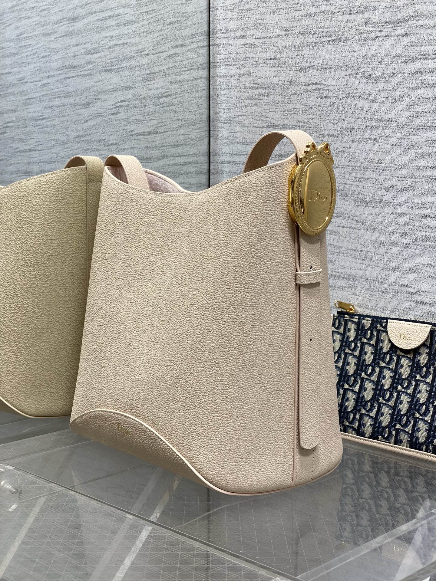 DIOR 26S MEDAILLON BUCKET BAG 26 IN BEIGE CALFSKIN