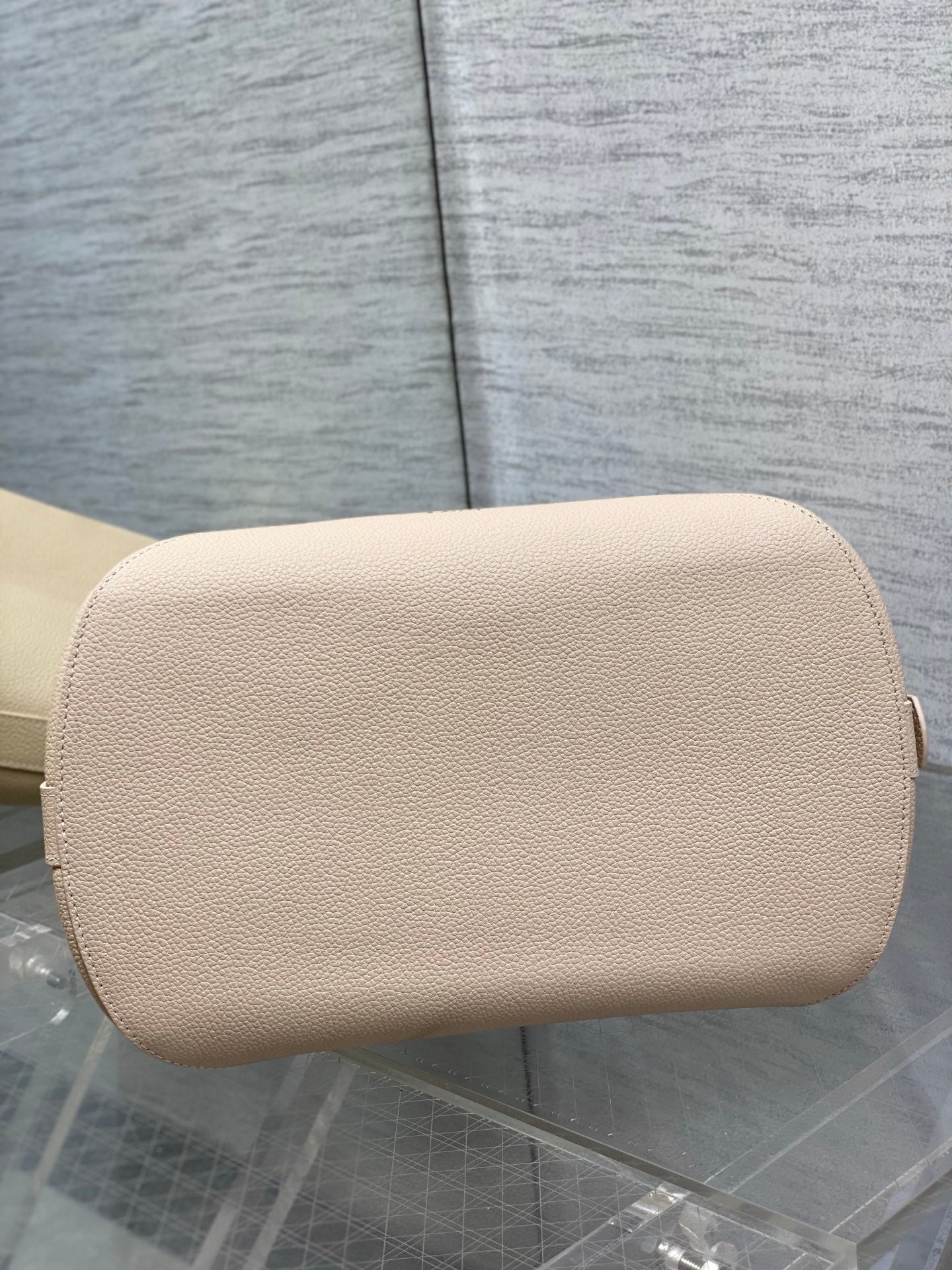 DIOR 26S MEDAILLON BUCKET BAG 26 IN BEIGE CALFSKIN
