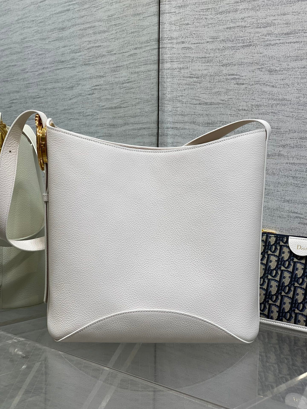 DIOR 26S MEDAILLON BUCKET BAG 26 IN WHITE CALFSKIN