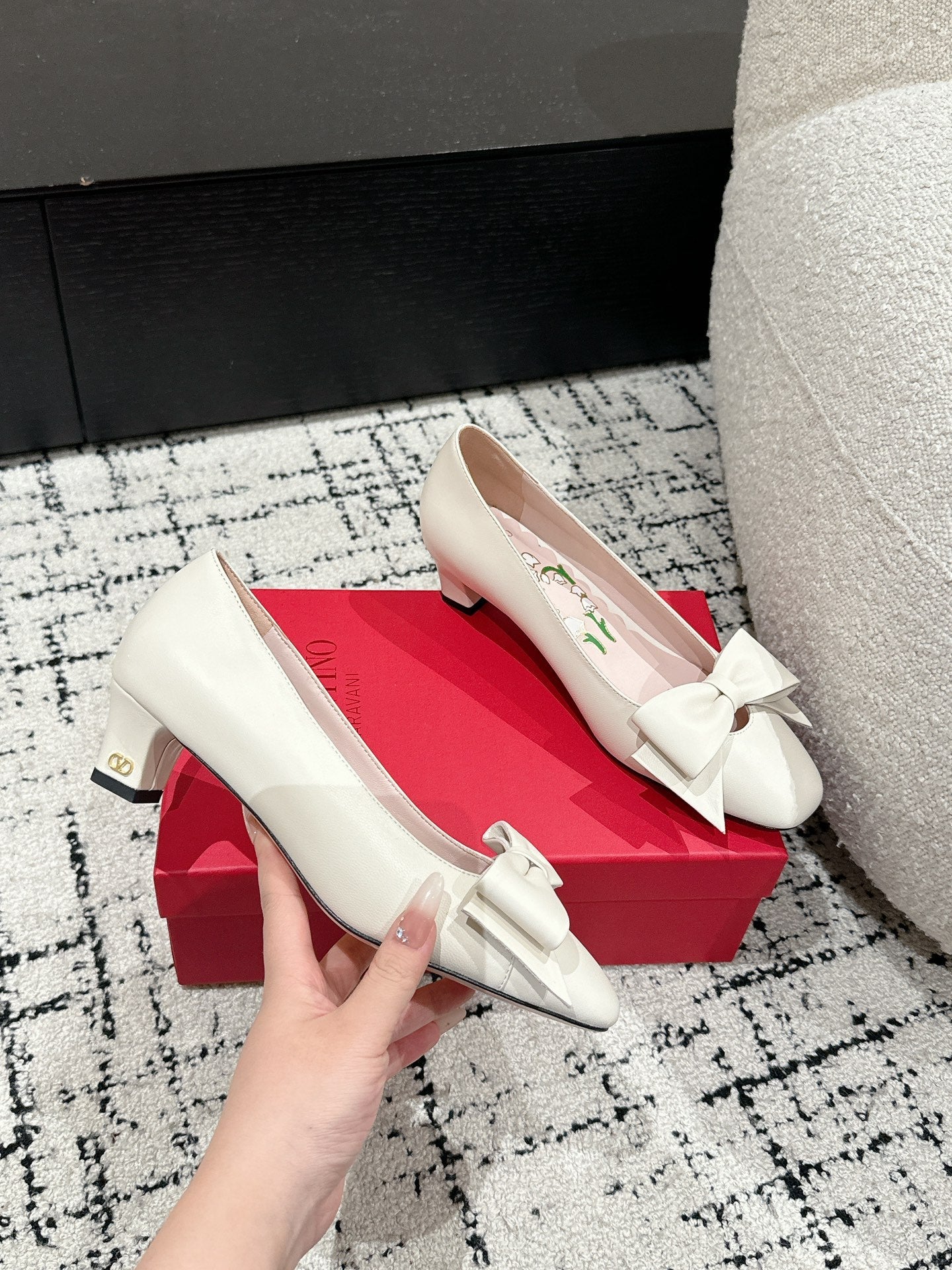 VLTN HIGH HEEL 25S 40 MM IN CREAM WHITE CALFSKIN WITH BOW