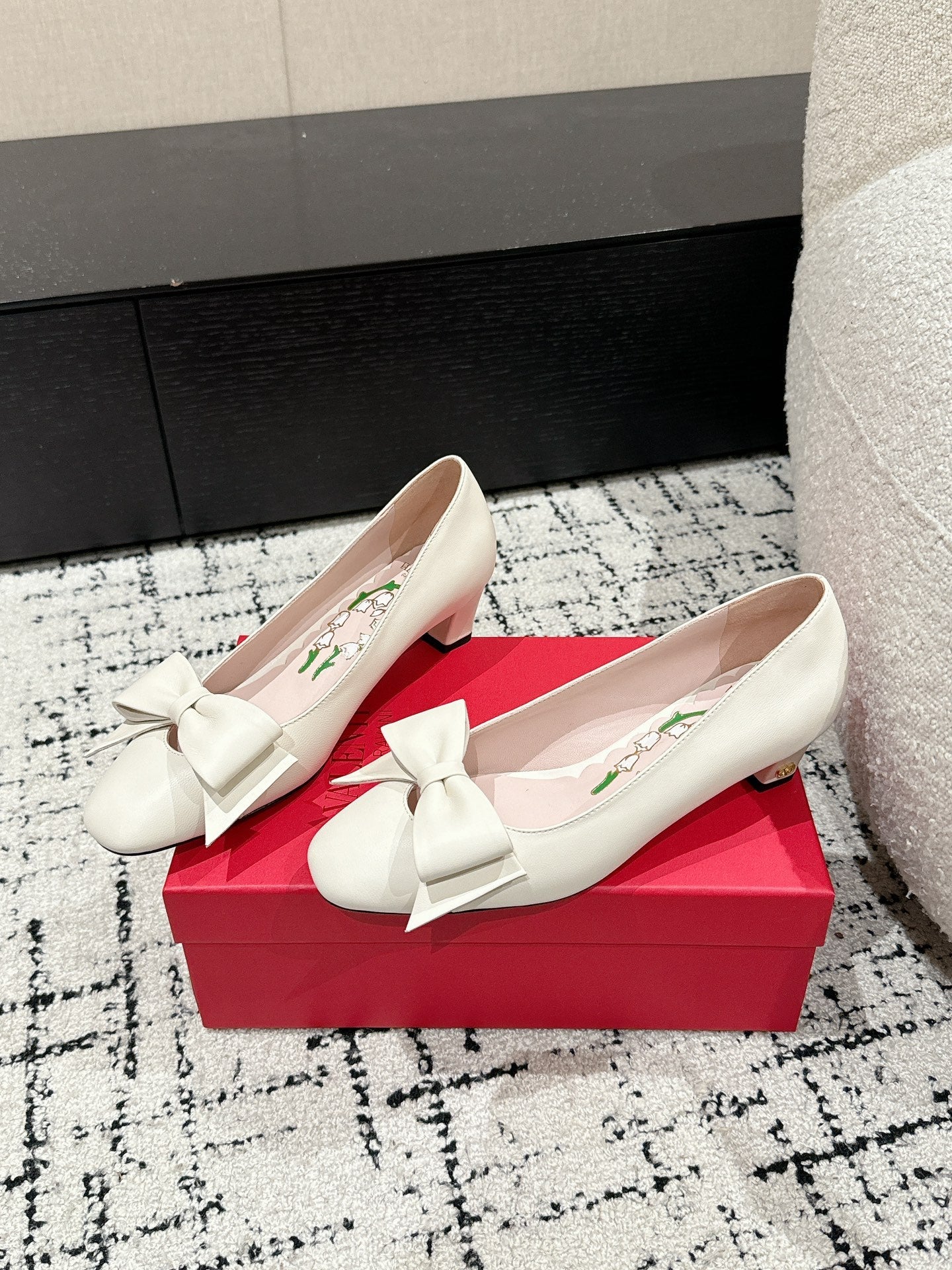 VLTN HIGH HEEL 25S 40 MM IN CREAM WHITE CALFSKIN WITH BOW
