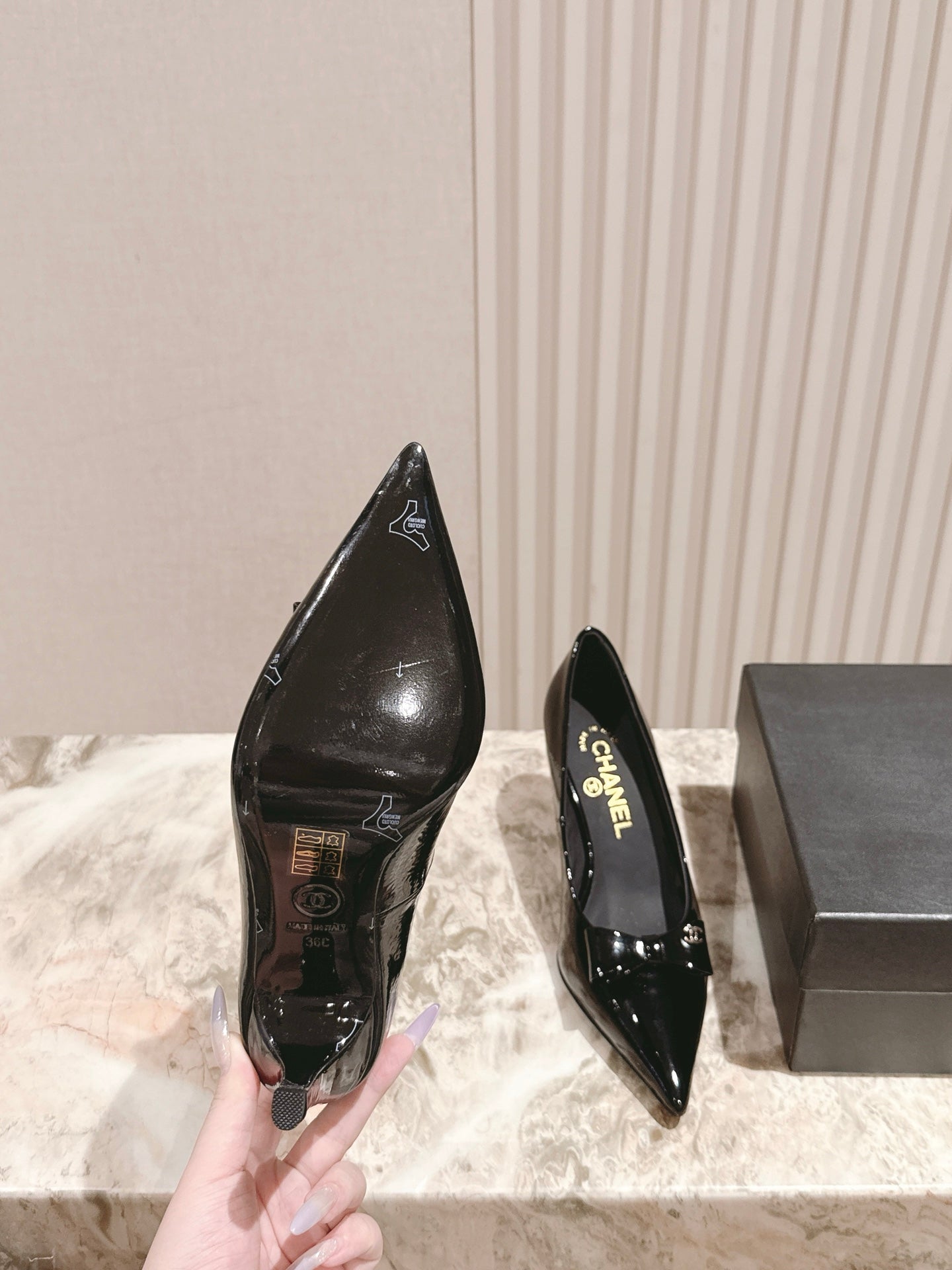 CC HIGH HEEL PUMPS 25S IN BLACK LAMBSKIN WITH BOW ATTACHED