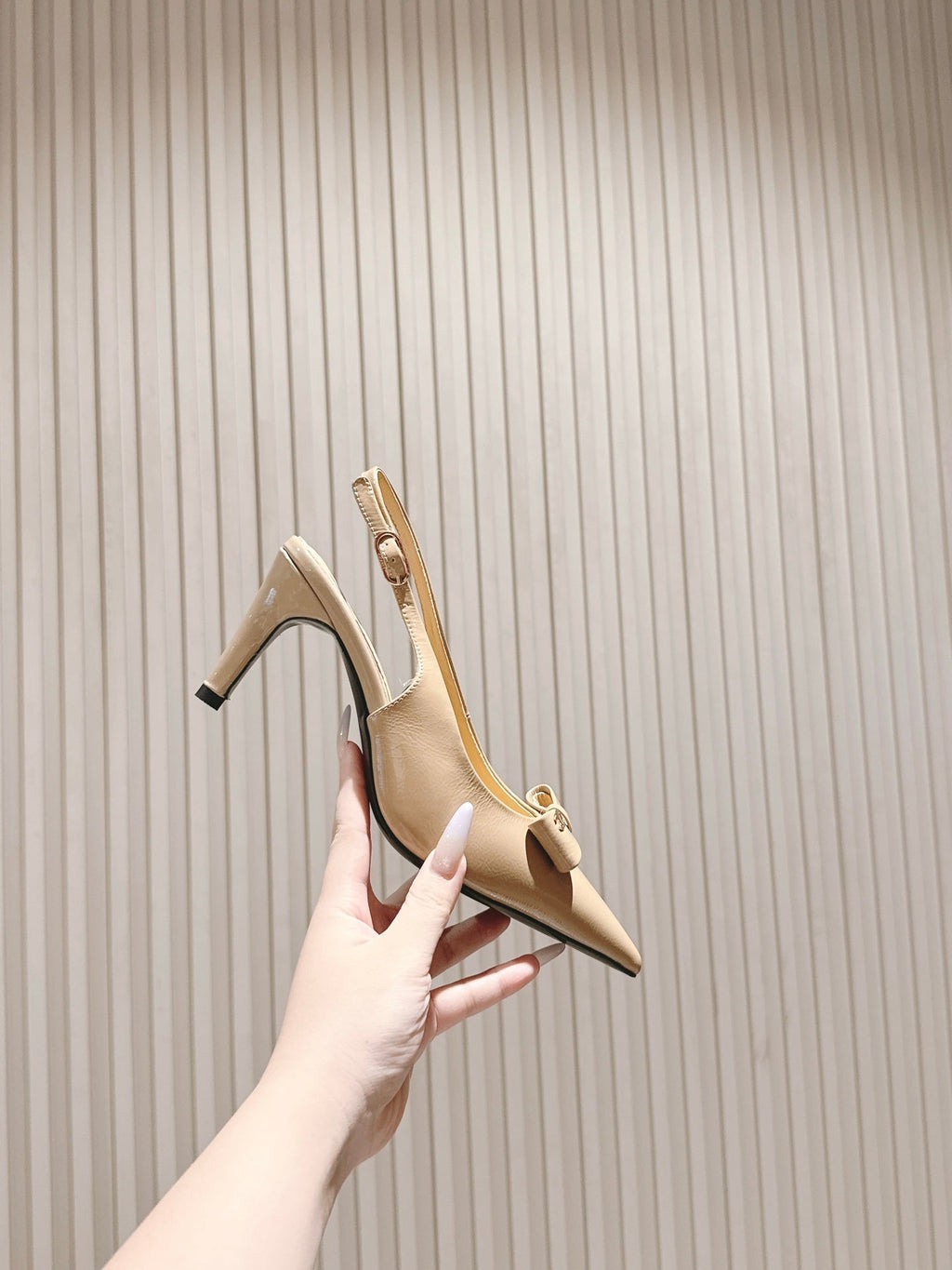 CC HIGH SLINGBACK IN BEIGE LAMBSKIN WITH BOW ATTACHED