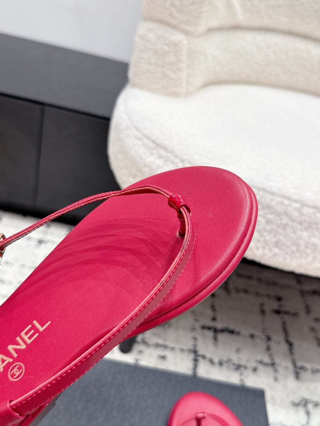 CHANEL 26S THONG SANDALS IN RED CALFSKIN WITH GOLD HARDWARE