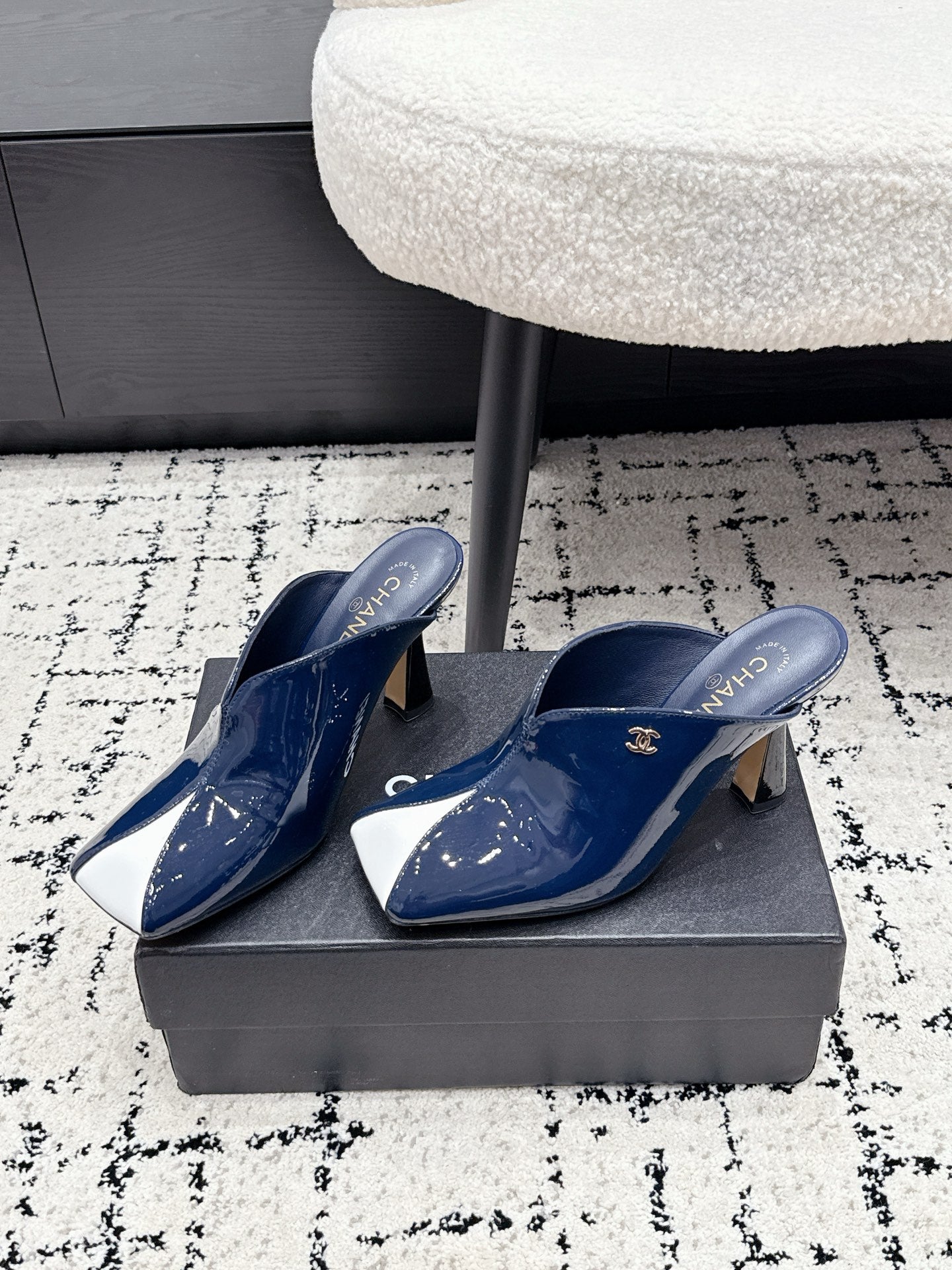 CHANEL 26S SQUARE-TOE HEELED MULES 95 MM IN CREAM MIX NAVY BLUE PATENT LAMBSKIN
