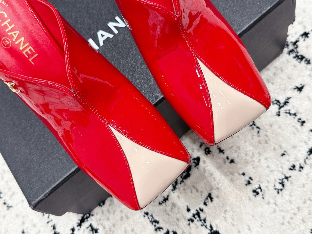 CHANEL 26S SQUARE-TOE HEELED MULES 95 MM IN CREAM MIX RED PATENT LAMBSKIN