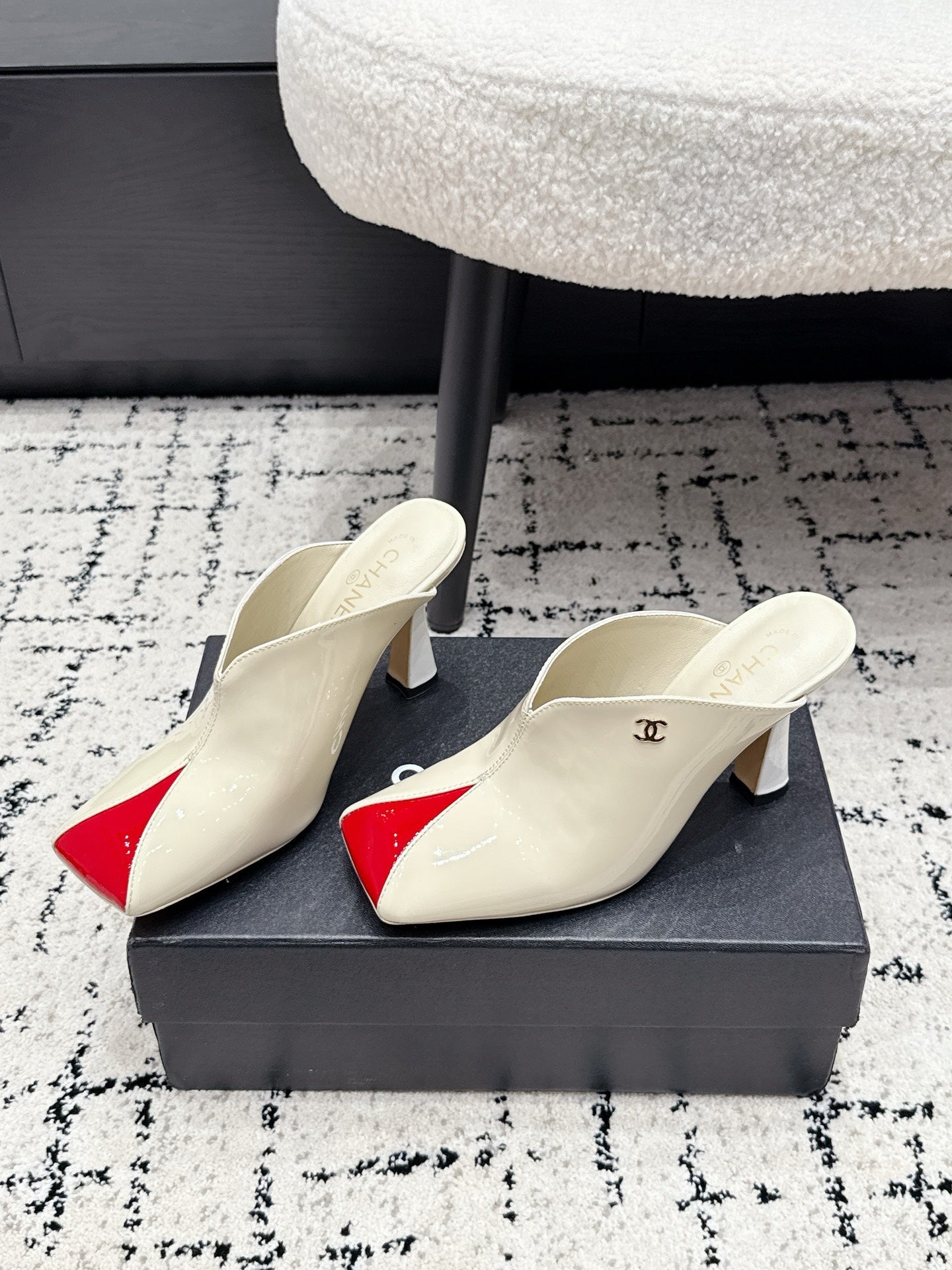 CHANEL 26S SQUARE-TOE HEELED MULES 95 MM IN CREAM WHITE MIX RED PATENT LAMBSKIN