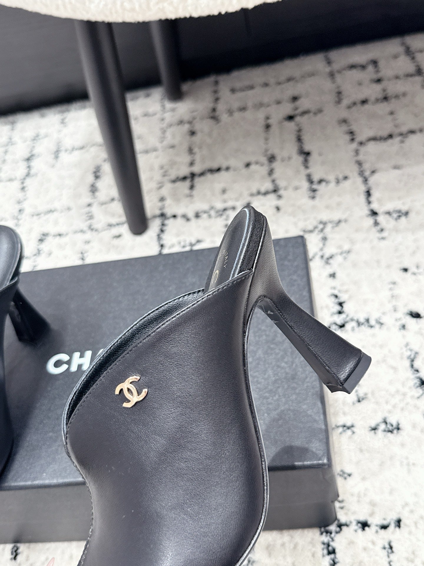 CHANEL 26S SQUARE-TOE HEELED MULES 95 MM IN BLACK MIX WHITE LAMBSKIN