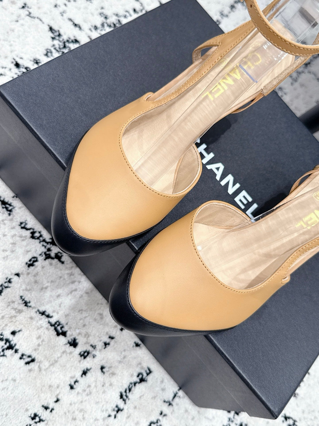 CHANEL 26S HEELED SLINGBACKS 75 MM IN BEIGE MIX BLACK LAMBSKIN