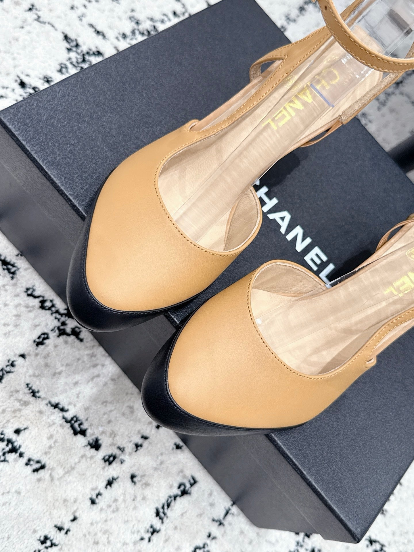 CHANEL 26S HEELED SLINGBACKS 75 MM IN BEIGE MIX BLACK LAMBSKIN