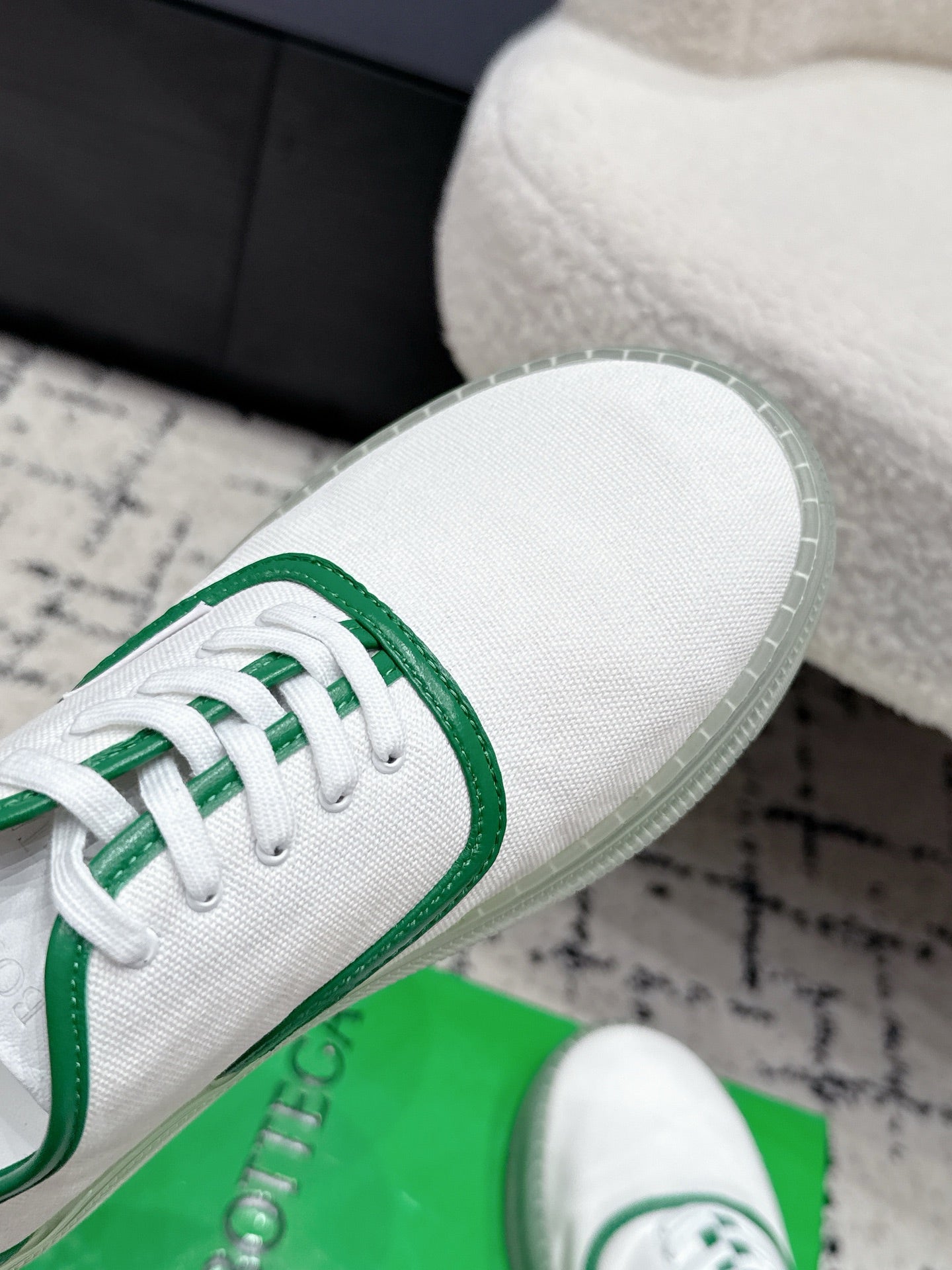 BOTTEGA VENETA 26S SNEAKERS IN WHITE AND GREEN CANVAS