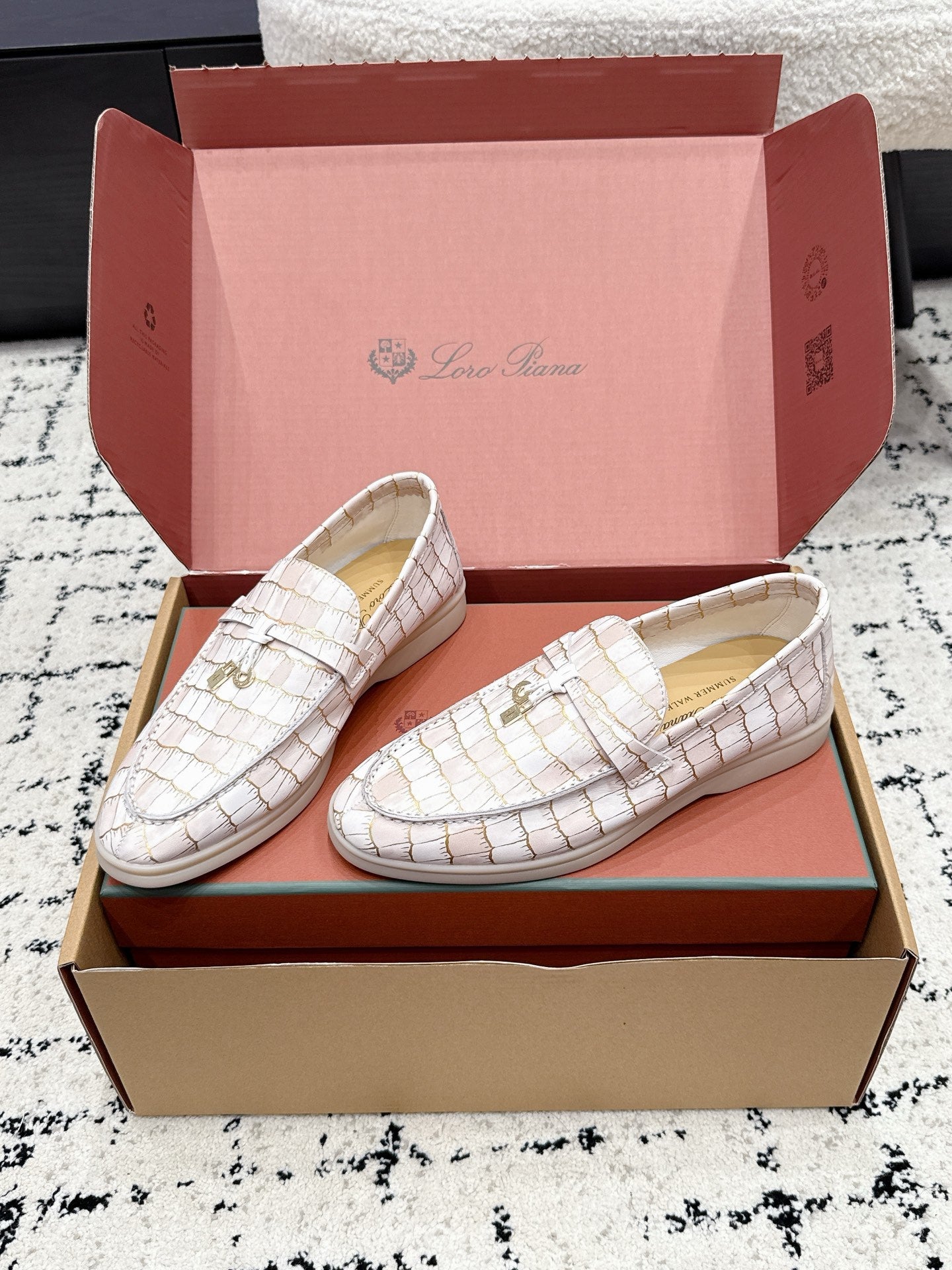 LP 26S SUMMER CHARMS WALK LOAFER IN WHITE CROCODILE CALFSKIN GOLD HARDWARE