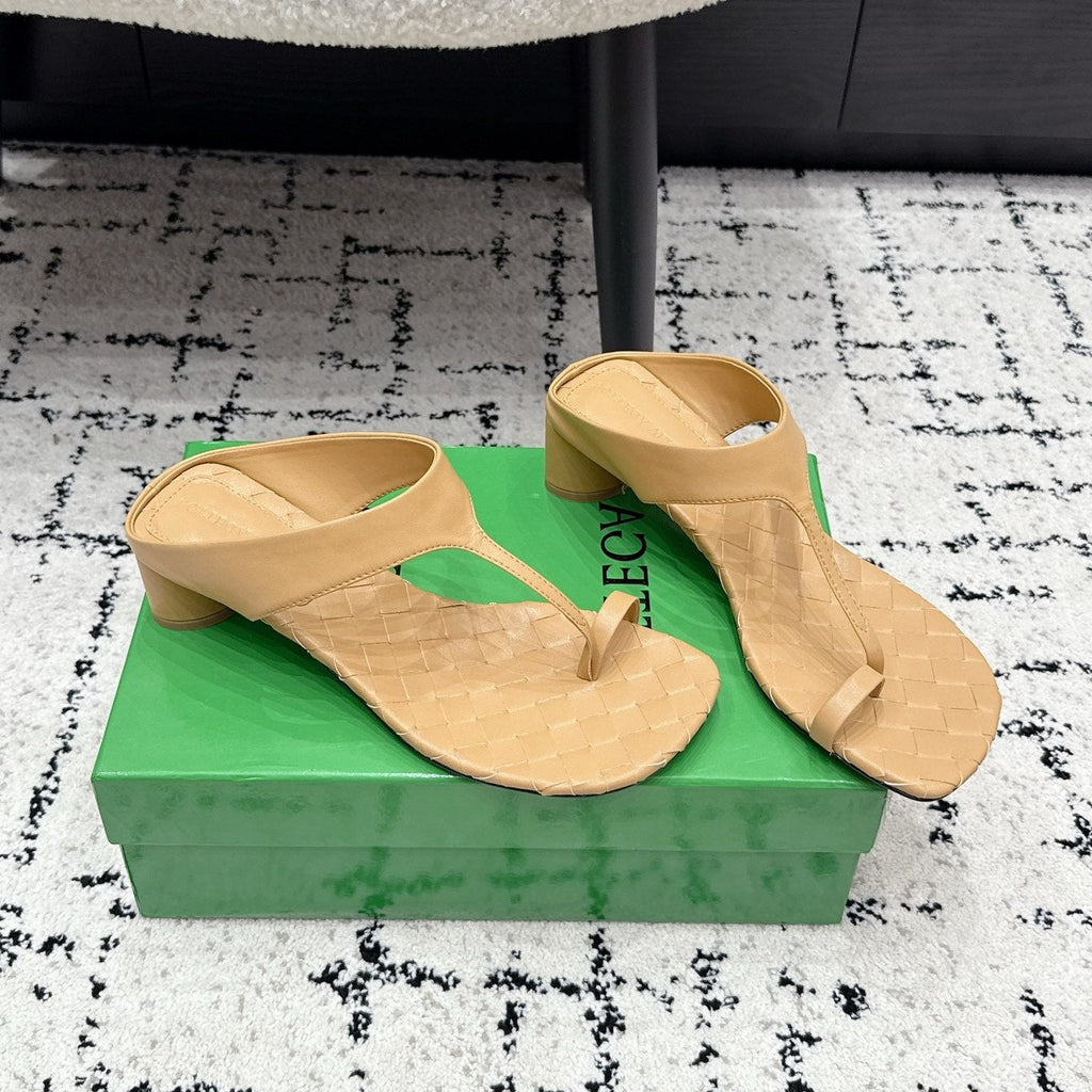 BOTTEGA VENETA 26S HIGH-HEEL THONG SANDALS 40 MM IN DARK BEIGE CALFSKIN