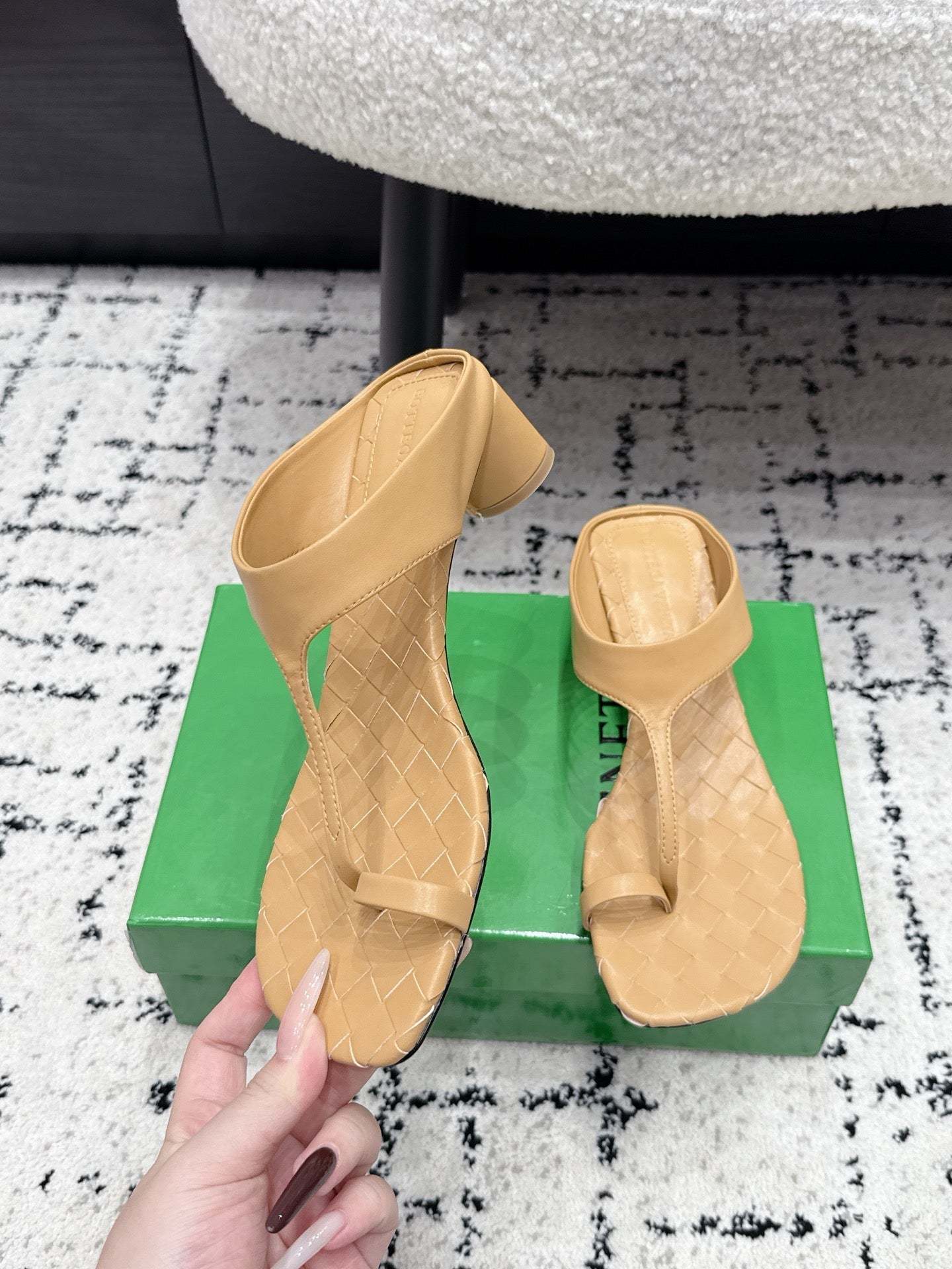 BOTTEGA VENETA 26S HIGH-HEEL THONG SANDALS 40 MM IN DARK BEIGE CALFSKIN
