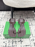 BOTTEGA VENETA 26S HIGH-HEEL THONG SANDALS 40 MM IN DARK BROWN CALFSKIN