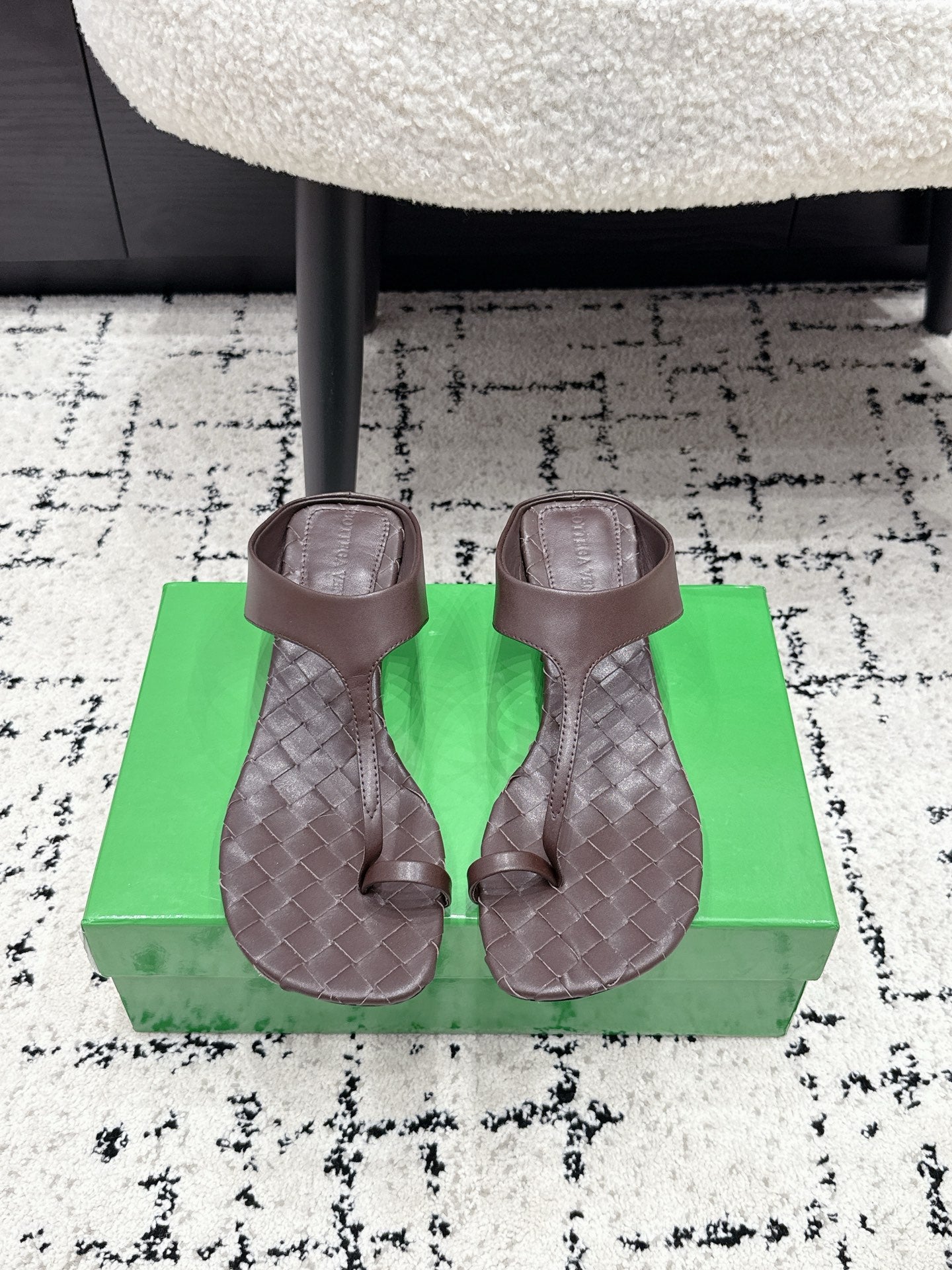 BOTTEGA VENETA 26S HIGH-HEEL THONG SANDALS 40 MM IN DARK BROWN CALFSKIN
