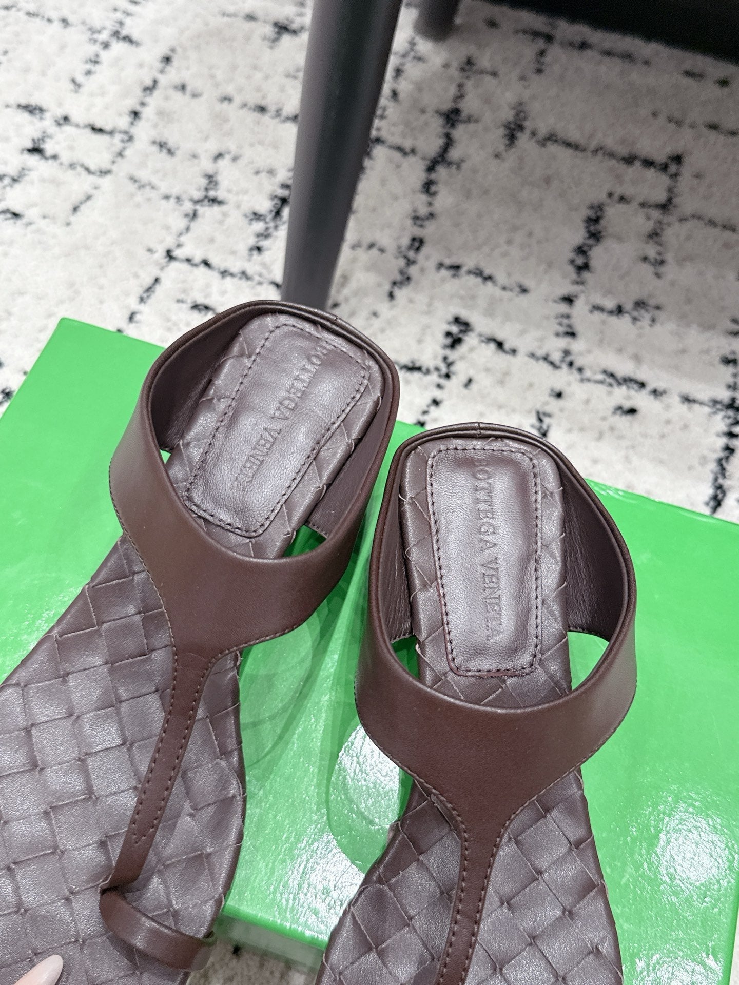 BOTTEGA VENETA 26S HIGH-HEEL THONG SANDALS 40 MM IN DARK BROWN CALFSKIN
