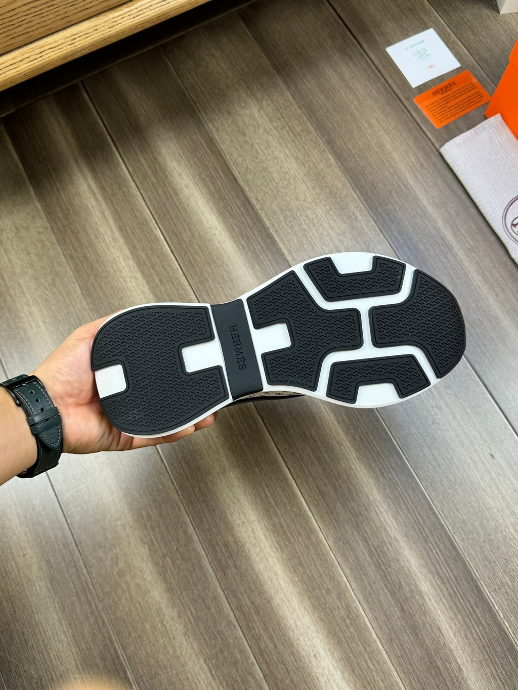 HM PRINTED SNEAKER WHITE AND GRAY TOTEM FABRIC