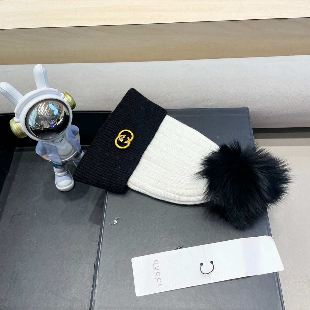 BEANIE HAT IN BLACK MIX WHITE WOOL AND FOX FUR 422504