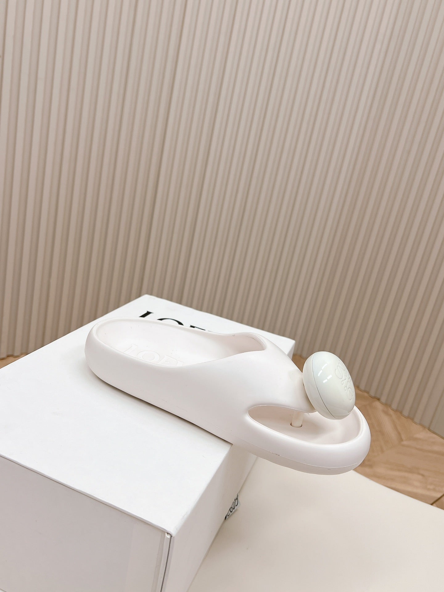 LOEWE 26S PEBBLE TOE-POST SLIDES IN WHITE EVA