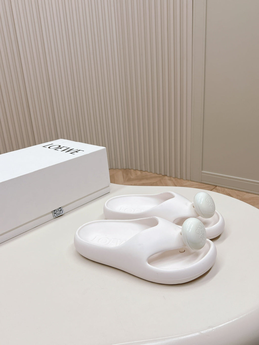 LOEWE 26S PEBBLE TOE-POST SLIDES IN WHITE EVA
