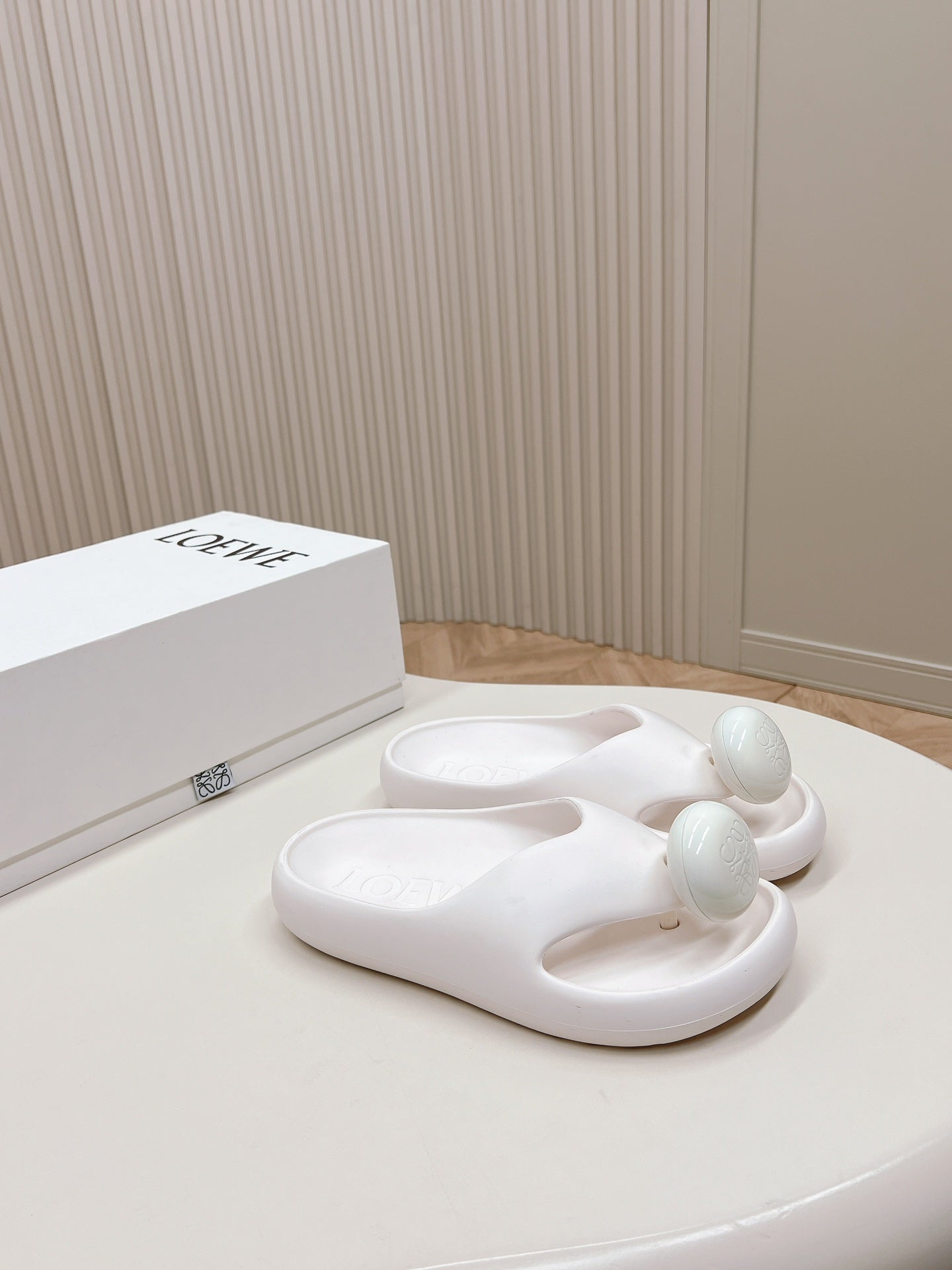 LOEWE 26S PEBBLE TOE-POST SLIDES IN WHITE EVA