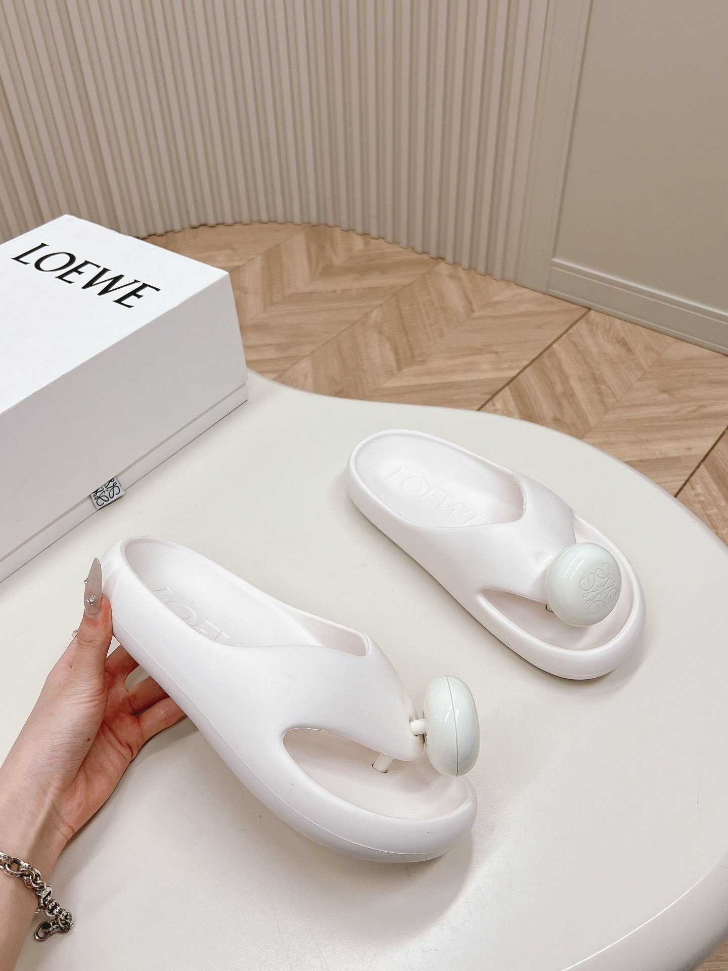 LOEWE 26S PEBBLE TOE-POST SLIDES IN WHITE EVA