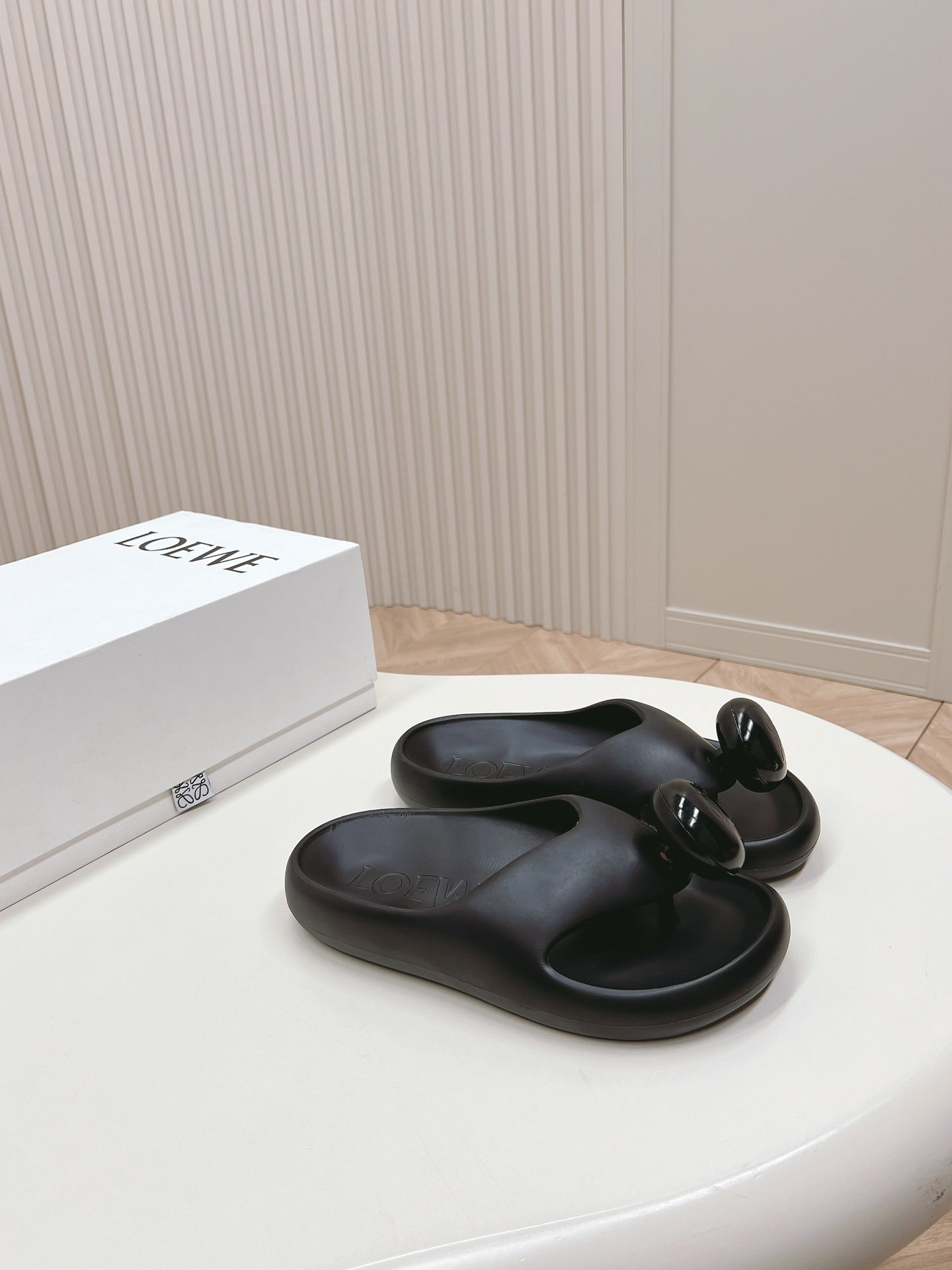 LOEWE 26S PEBBLE TOE-POST SLIDES IN BLACK EVA