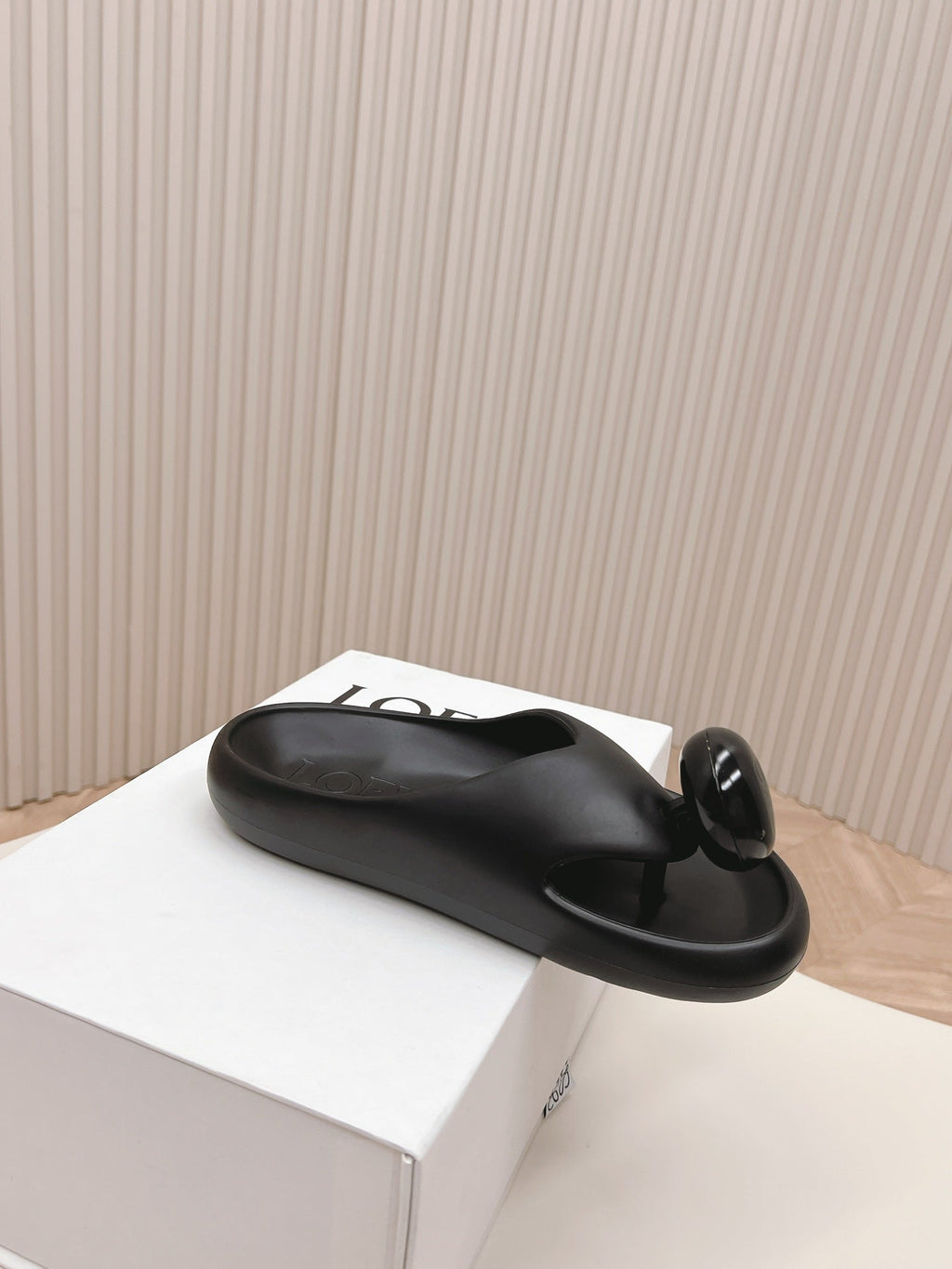 LOEWE 26S PEBBLE TOE-POST SLIDES IN BLACK EVA