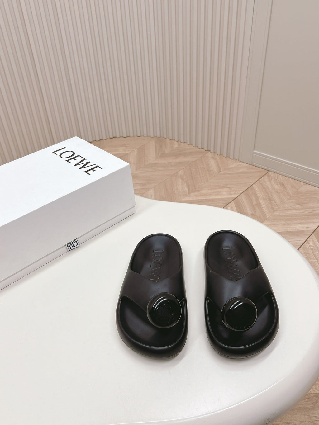 LOEWE 26S PEBBLE TOE-POST SLIDES IN BLACK EVA